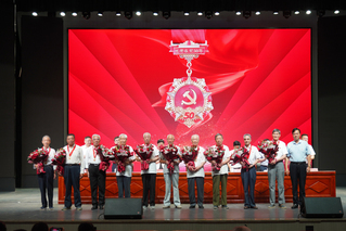 为在党50年的老同志颁发纪念奖...